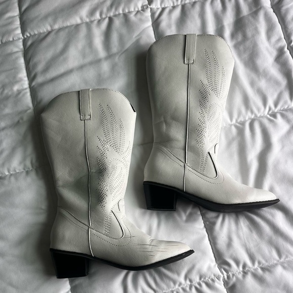 white boots - Picture 3 of 3